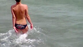 Homme maillot de bain debut dune raie