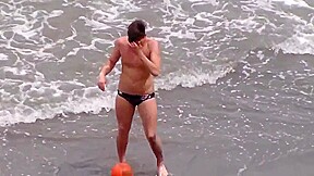 Homme maillot de bain debut dune raie