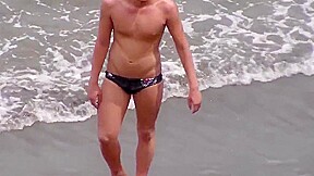 Homme maillot de bain debut dune raie