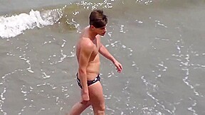Homme maillot de bain debut dune raie