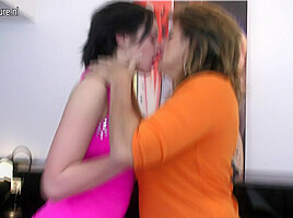Horny Pleases Mature Housewife - MatureNL