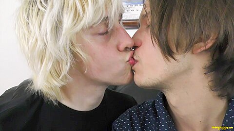 Hot Gay Kissing 23 - Zeke Wolf, Elis Ataxxx
