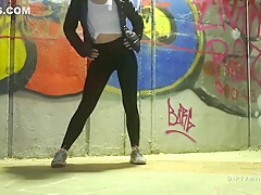 I Met A Hot Runner Girl In Dark Underpass And Sprayed Her Ass With Cum
