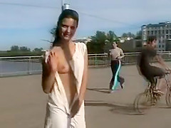 Jolie fille lunette de soleil robe blanche bouton montre ses seins et Step son minou