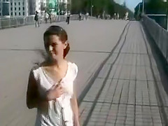 Jolie fille lunette de soleil robe blanche bouton montre ses seins et Step son minou