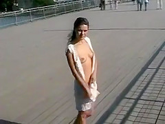 Jolie fille lunette de soleil robe blanche bouton montre ses seins et Step son minou