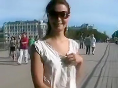 Jolie fille lunette de soleil robe blanche bouton montre ses seins et Step son minou