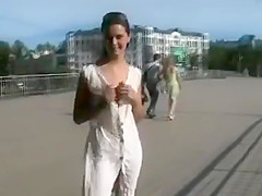 Jolie fille lunette de soleil robe blanche bouton montre ses seins et Step son minou