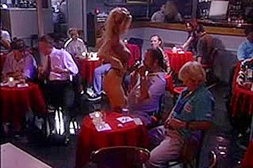 La star du porno adorable Chloe baise dans le club de strip-tease