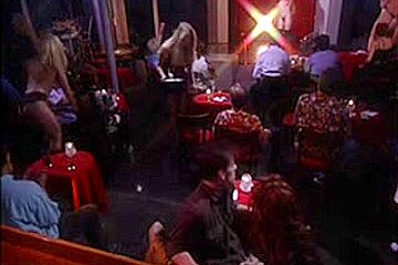 La star du porno adorable Chloe baise dans le club de strip-tease