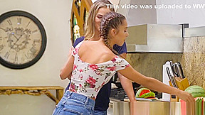 Les stepmom fingers stepteen in the kitchen