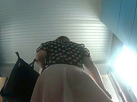Long look at innocent babes ass upskirt
