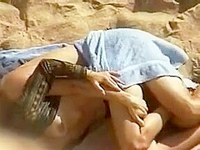 Mec baise sa femme sur une plage en essayant de se cacher