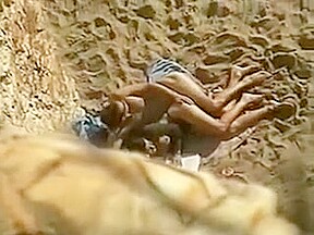 Mec baise sa femme sur une plage en essayant de se cacher