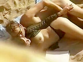Mec baise sa femme sur une plage en essayant de se cacher