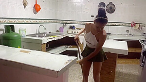 Mi Hermosa Empleada Con Un Enorme Culo Limpiando Cocina Y Aproveche Para Ayudarla