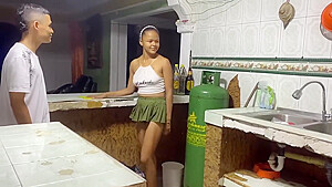 Mi Hermosa Empleada Con Un Enorme Culo Limpiando Cocina Y Aproveche Para Ayudarla