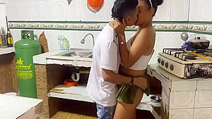 Mi Hermosa Empleada Con Un Enorme Culo Limpiando Cocina Y Aproveche Para Ayudarla
