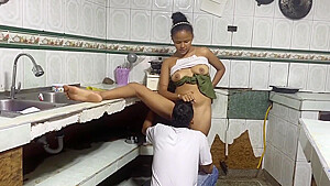 Mi Hermosa Empleada Con Un Enorme Culo Limpiando Cocina Y Aproveche Para Ayudarla
