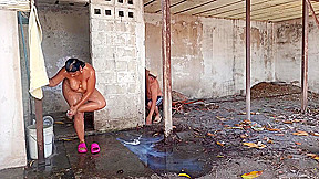 Mi Madrastra Me Descubre Mientras Se Ducha Aire Libre Termino Follando Su Gordo Culo