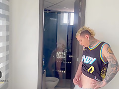 Mientras Mi Sexy Vecina Toma Una Ducha Entro A Su Bano Cojo Duro Le Echo Mi Leche Adentro