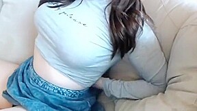 NENA JUEGA CON SU CLITRIS Y MUESTRA SUS RICAS TETAS