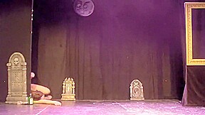 Naked Performance Show Mein