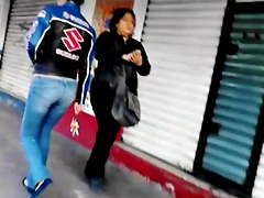 Nalgona En Jeans Ajustados