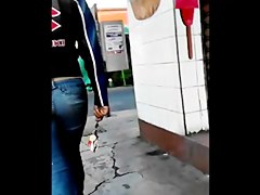 Nalgona En Jeans Ajustados