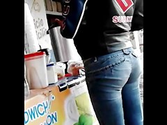 Nalgona En Jeans Ajustados