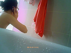 Nerdy asian naked in de shower