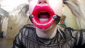 PIGHOLE RED LIPS MOUTH BLOWJOB BLONDE PIGTAILS DEEPTHROAT
