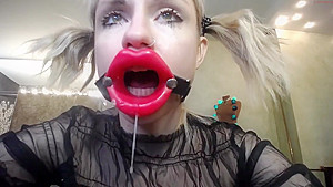 PIGHOLE RED LIPS MOUTH BLOWJOB BLONDE PIGTAILS DEEPTHROAT