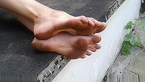 Paula long toes