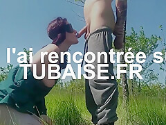 Petite Amie Aux Yeux Bandes Fait Une Pipe Et Sexe En Plein Air Dans L Herbe
