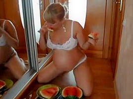 Pregnant diana eat watermelon and fun knife