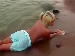 Pretty chick is gaping slim kitty in close range and having o