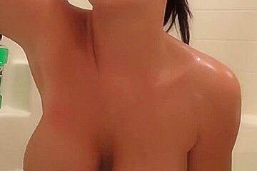 Sexy Brit Sophie Dee Soaks Her Huge Tits