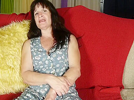 Sexy Granny Talks Dirty And Fucks Her Soaking Wet Pussy