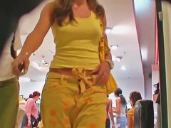 Sexy booty in tight jeans get caught on the camera