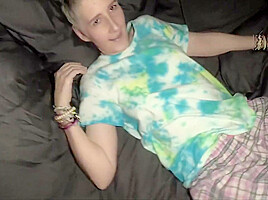 She Fucks Herself With A Dildo While Sucking