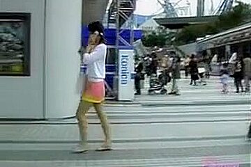 Skirt sharking in action exposed her cute pink panties