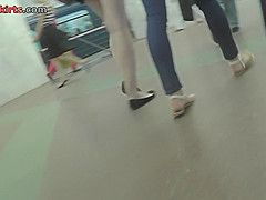 Slim bitch flashes skinny ass in upskirting clip