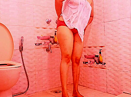 The School Girl Took Off Her Clothes While Taking A Shower