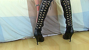 UK milf Scarlet pokes her fanny with a dildo