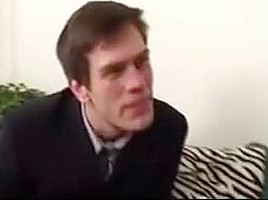 Une putain sur un site web baise gangbang