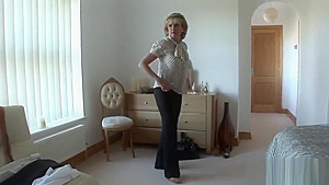 Unfaithful british mature lady sonia presents her big tits