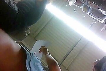 Upskirt a dos colegialas comprando
