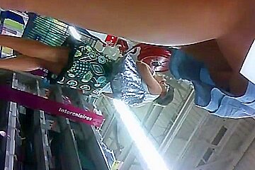 Upskirt a dos colegialas comprando