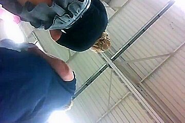 Upskirt a dos colegialas comprando